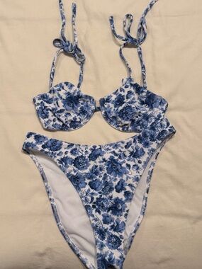 Abercrombie white and blue floral bikini set